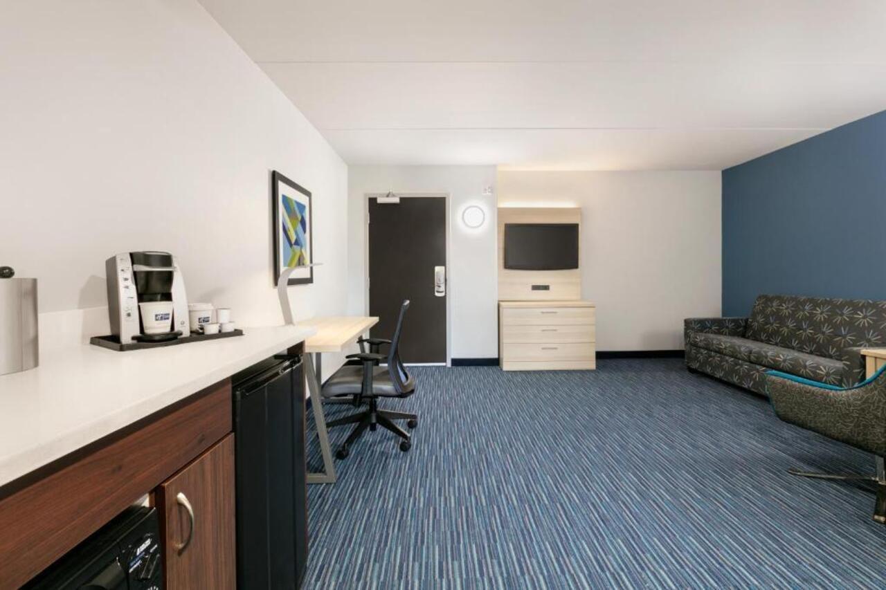 Holiday Inn Express Hotel & Suites Norfolk Airport By Ihg Exterior photo