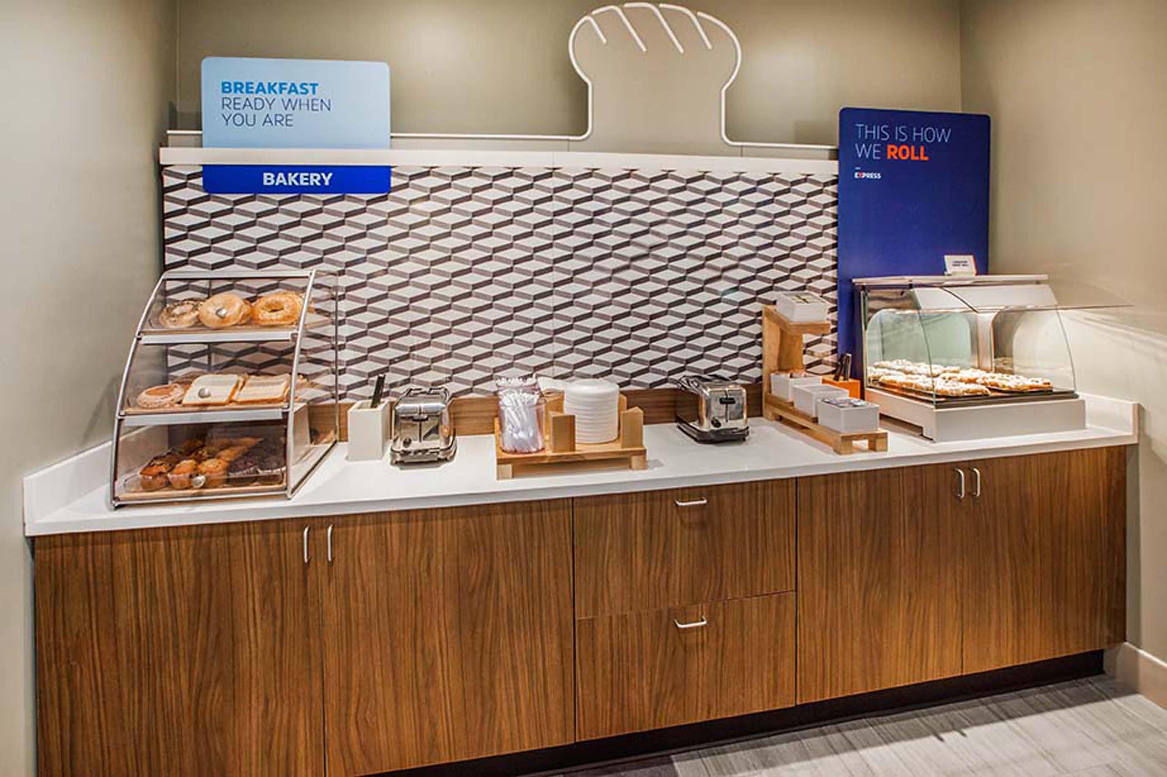 Holiday Inn Express Hotel & Suites Norfolk Airport By Ihg Exterior photo